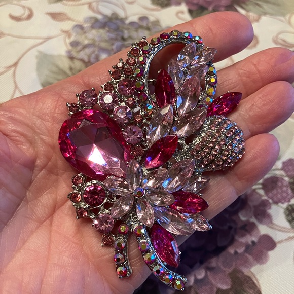 Pink Crystal Floral Brooch with Vintage Charm - Picture 12 of 16